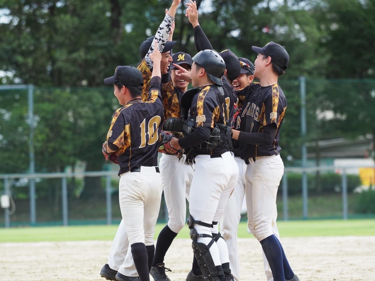 野球の大会で優勝した瞬間の1枚です