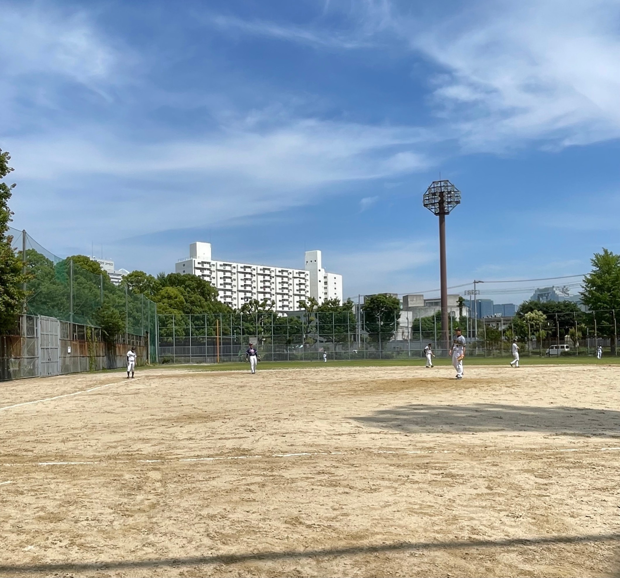 休日の草野球の風景です